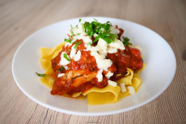 Papardelle w sosie pomidorowym z kurczakiem