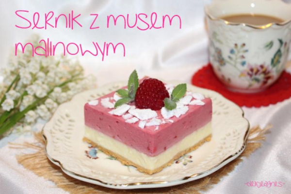 Sernik z musem malinowym