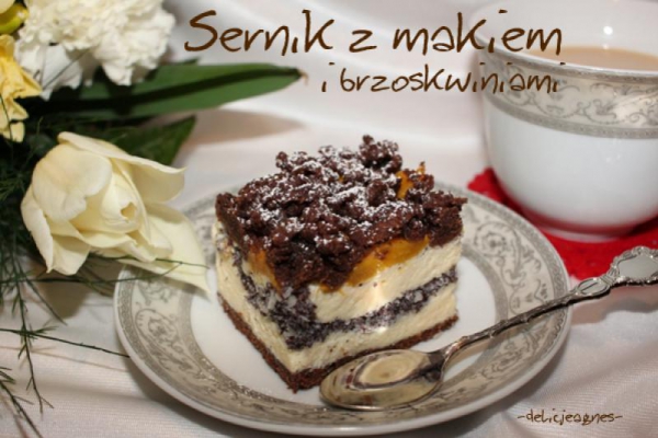 Sernik z makiem i brzoskwiniami