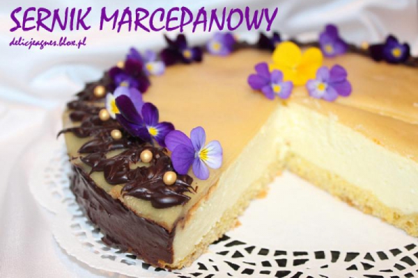 Sernik marcepanowy