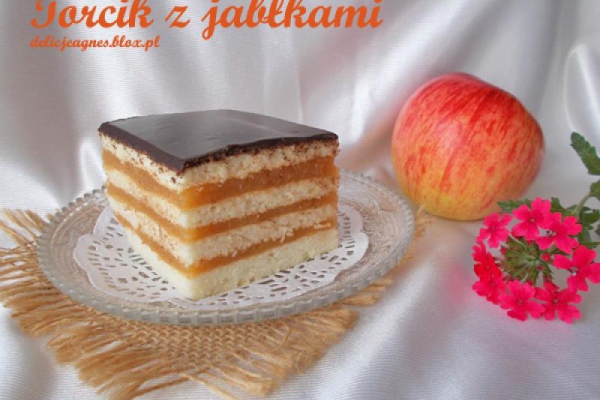 Torcik z jabłkami