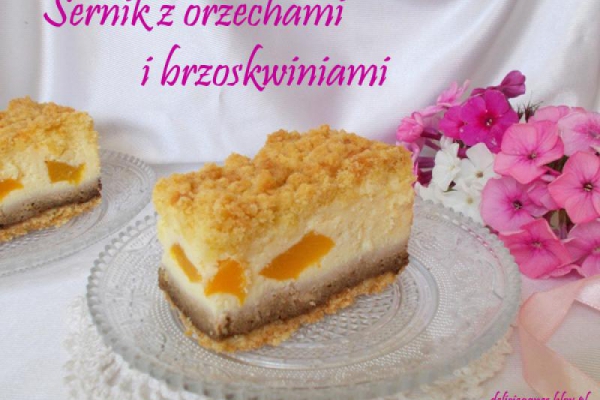 Sernik z orzechami i brzoskwiniami