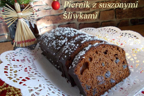 Piernik z suszonymi śliwkami