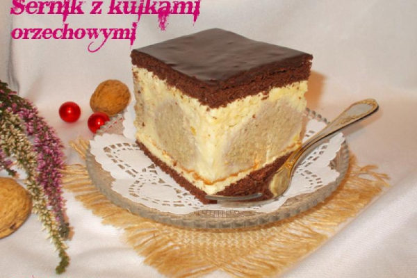 Sernik z kulkami orzechowymi