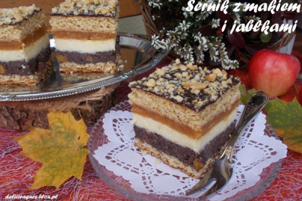 Sernik z makiem i jabłkami