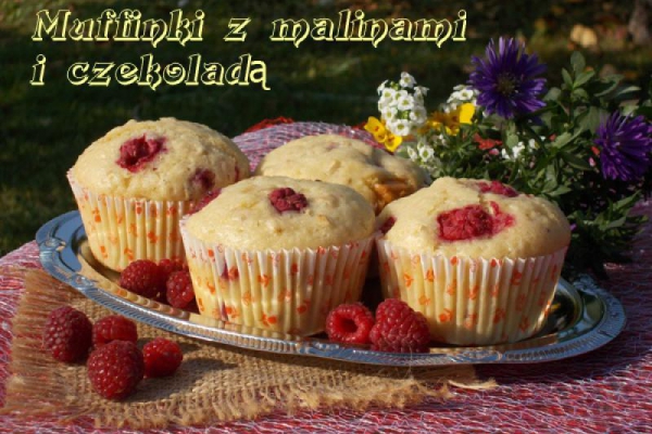 Muffinki z malinami i czekoladą