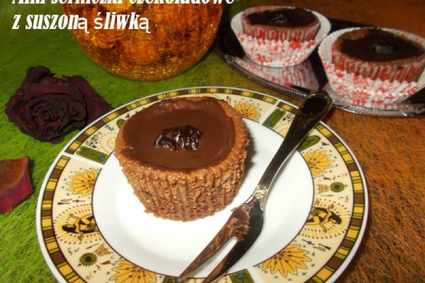 Mini serniczki czekoladowe z suszoną śliwką