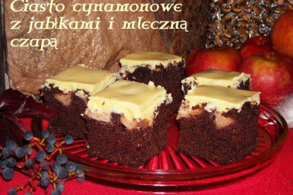 Ciasto cynamonowe z jabłkami i mleczną czapą