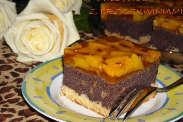 Makowiec z brzoskwiniami
