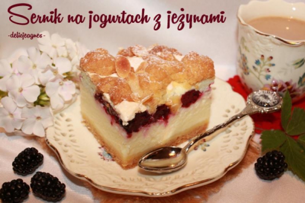 Sernik na jogurtach z jeżynami