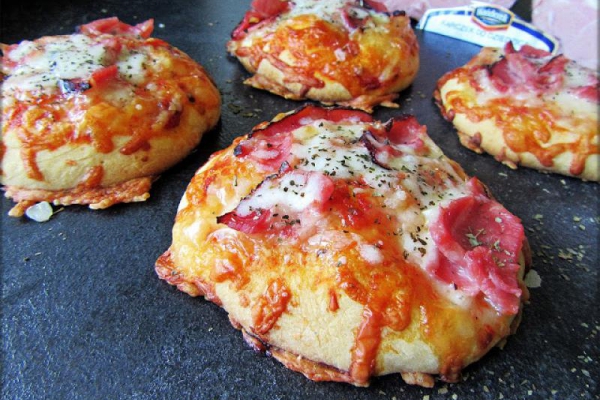 Bułeczki Pizzowe z Karczkiem