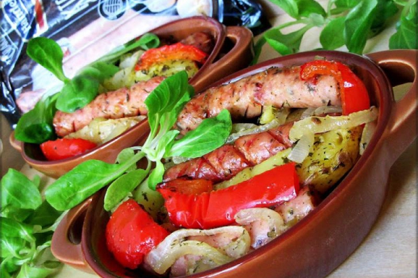 Pieczona Kiełbasa z Ziemniakami , Papryką i Cebulą