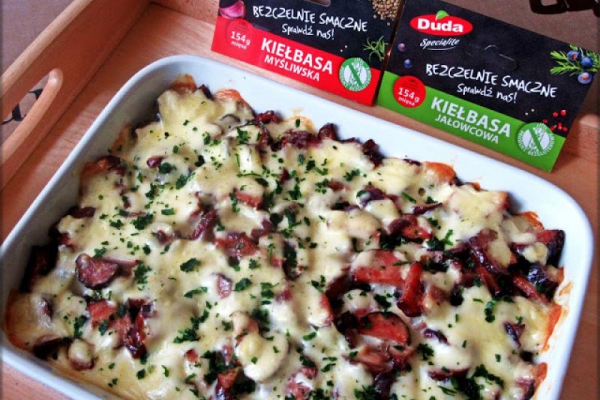 Zapiekanka Ziemniaczana z Kiełbasą i Cebulą