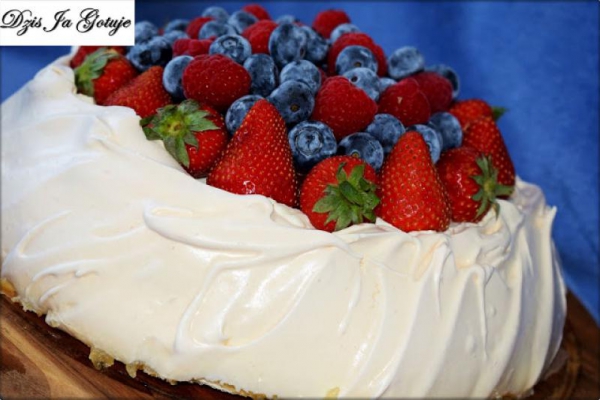 Beza Pavlova z mascarpone i owocami