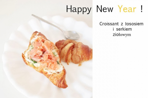 Croissant with smoked salmon and cream cheese / Croissant z łososiem i serkiem