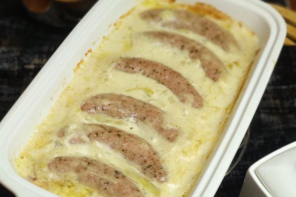 Biała kiełbasa zapiekana w sosie chrzanowym