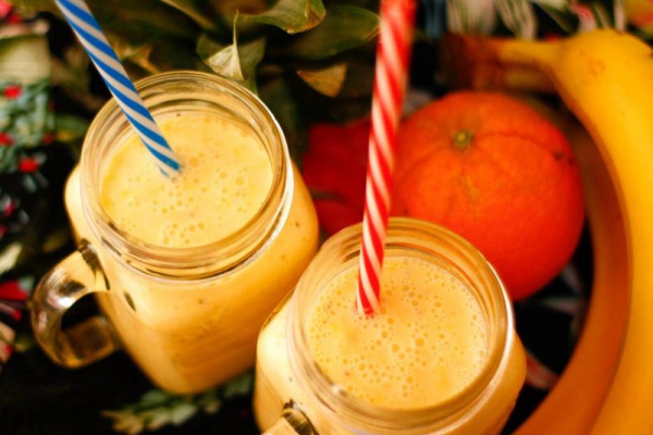 Smoothie z ananasem, bananem i pomarańczą