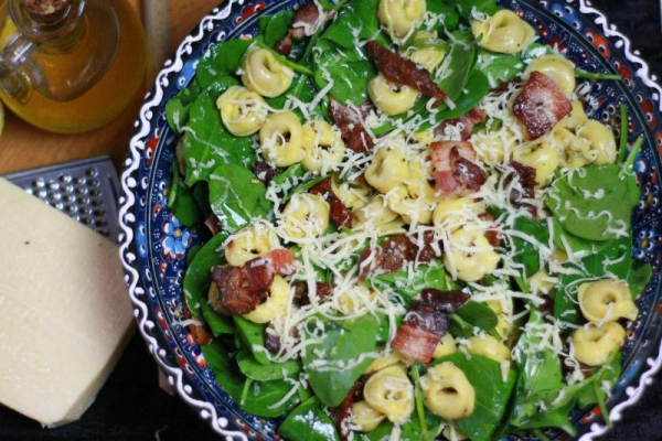 Sałatka tortellini ze szpinakiem i bekonem – przepis