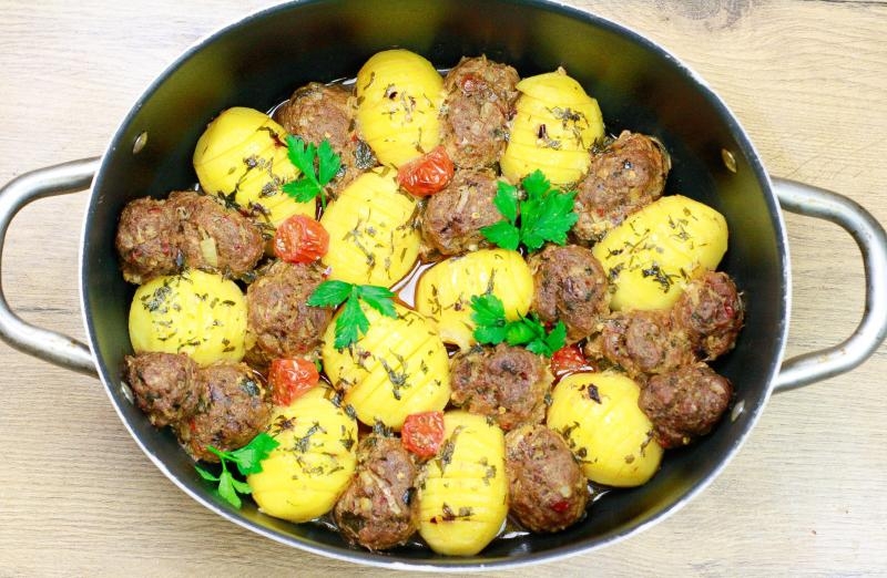 Fırında köfte z ziemniakami Hasselback