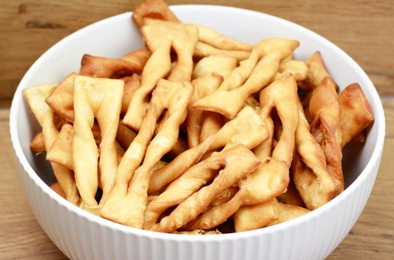 Faworki (chrust) – klasyczne, cienkie i kruche krok po kroku