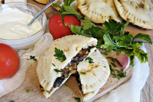 Orkiszowe calzone z kurczakiem w curry