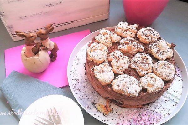 Tort z mascarpone na orzechowym biszkopcie z białek