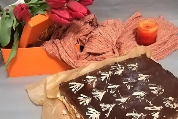 Śmietanowiec z orzechami i czekoladą