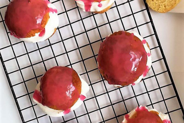 Pączki pieczone z lukrem malinowym