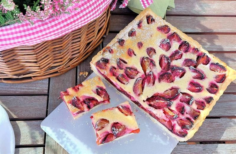 Ciasto ze śliwkami i sosem waniliowym