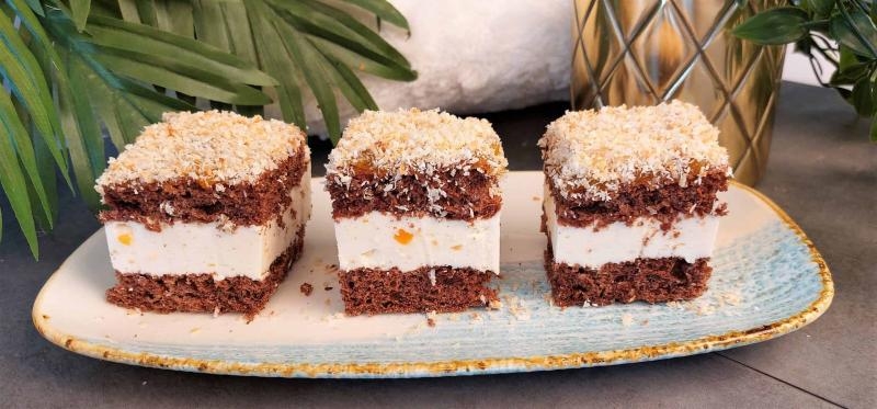 Ciasto brzoskwiniowe ze smażonymi wiórkami kokosowymi