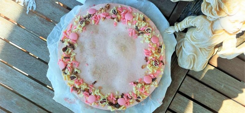 Deser truskawkowy na chrupiącym spodzie