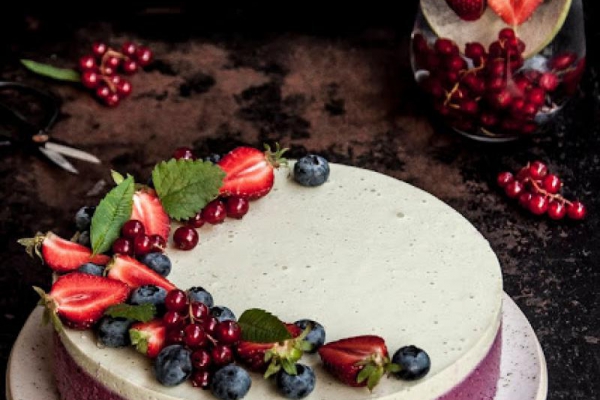 Lekki sernik na zimno z czarną porzeczką i herbatą matcha