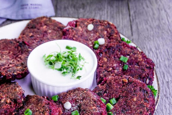 Kotlety z pieczonych buraków z quinoa, żurawiną i dipem sezamowym