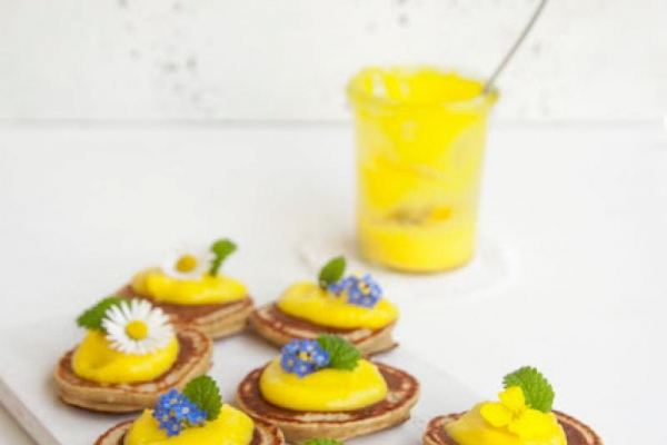 Racuszki z mąki bananowej z lemon curd