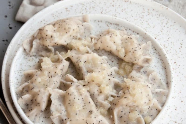 Makowe pierogi orkiszowe z ruskim farszem