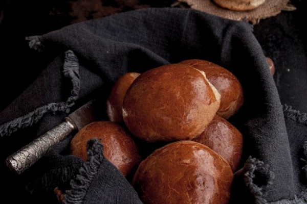 Najlepsze brioche do burgerów ze złotą skórką