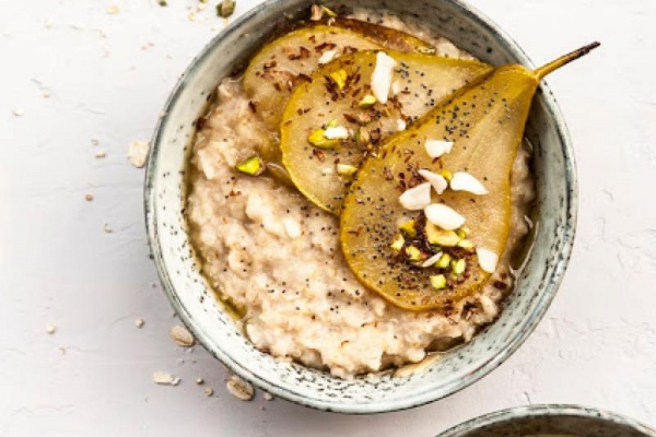 Zimowa owsianka z płatkami quinoa i gruszką
