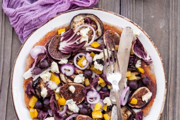 Pizza z niebieskiej kukurydzy bezglutenowa. Pizza blue corn