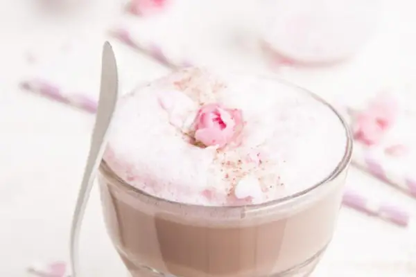 Różowe latte z mlekiem migdałowym