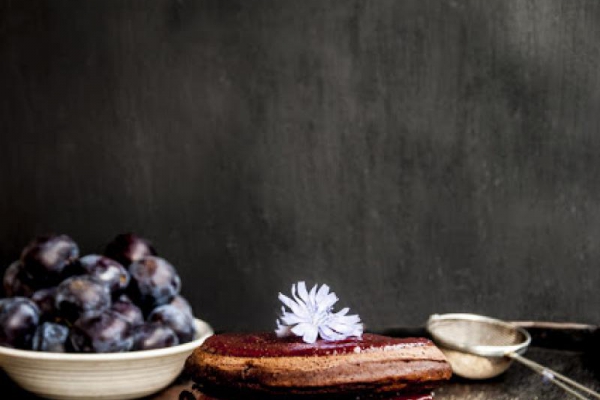 Czekoladowe pancakes z gorącymi śliwkami
