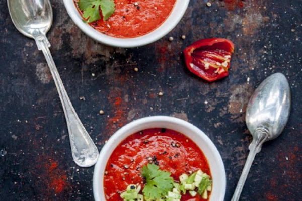 Gazpacho z pieczonych warzyw z limonką i awokado