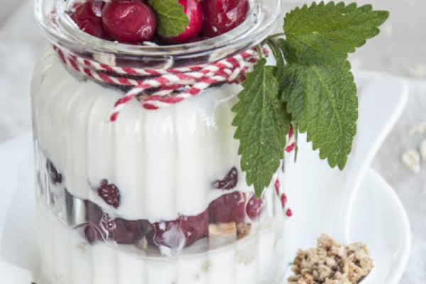 Jogurt z crunchy i z mrożoną żurawiną