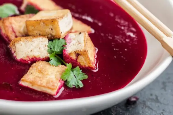 Zupa krem z buraka z tofu w pięciu smakach