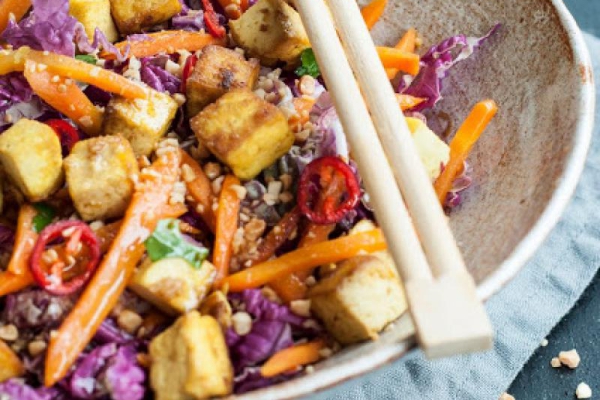 Czerwona kapusta pekińska ze skwarkami tofu