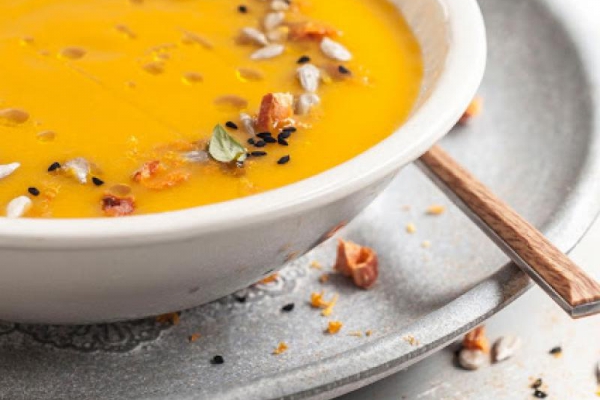 Rozgrzewająca zupa marchewkowa z chili i imbirem