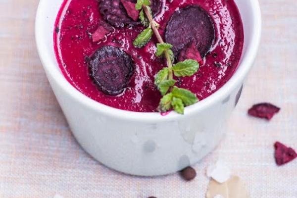 Krem z młodych buraczków z chipsami z buraka i miętą. Beetroot cream.