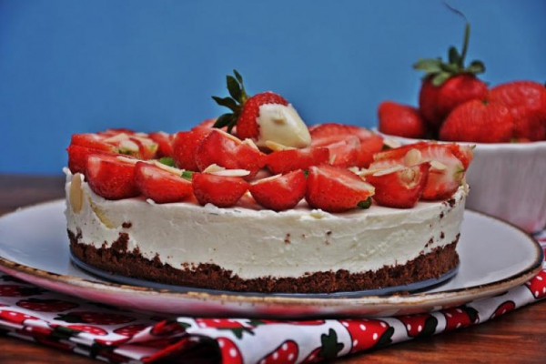 Tort śmietanowo truskawkowy bez pieczenia