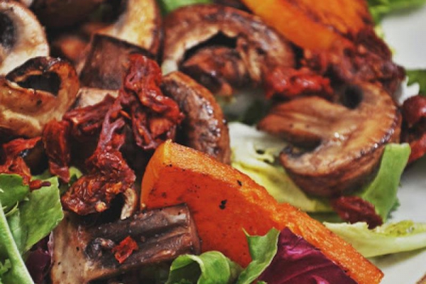Sałatka z grillowaną dynią, pieczarkami i suszonymi pomidorami