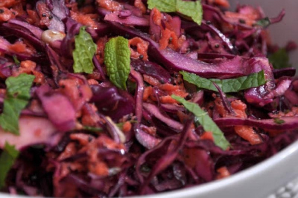 Surówka Coleslaw z czerwonej kapusty z miętą