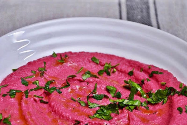 Hummus z pieczonego buraka
